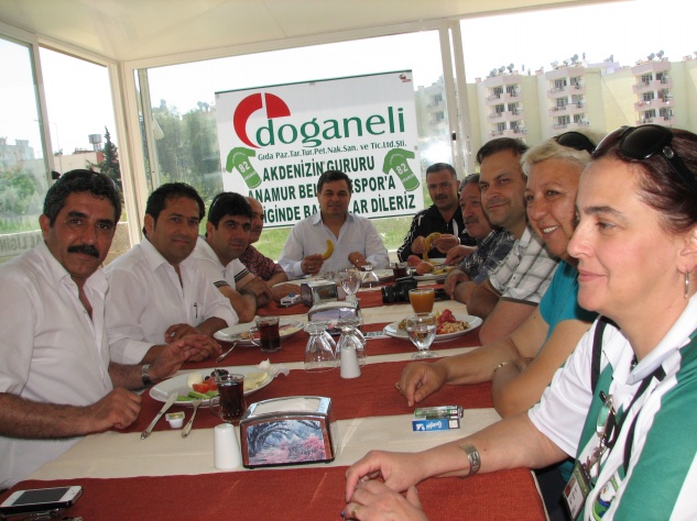 Doğaneli sahibi Doğan Yılmazdan Anamur Belediyespor’a yemek