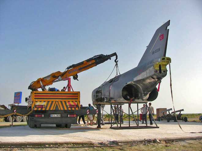 ANAMUR’A F-4 PHANTOM SAVAŞ UÇAĞI KONUŞLANDI