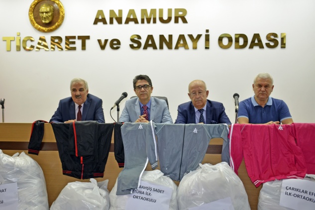 ANTSO’dan öğrencilere eşofman yardımı