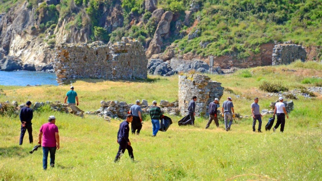 Hükümlüler çevre temizliği yapıyor