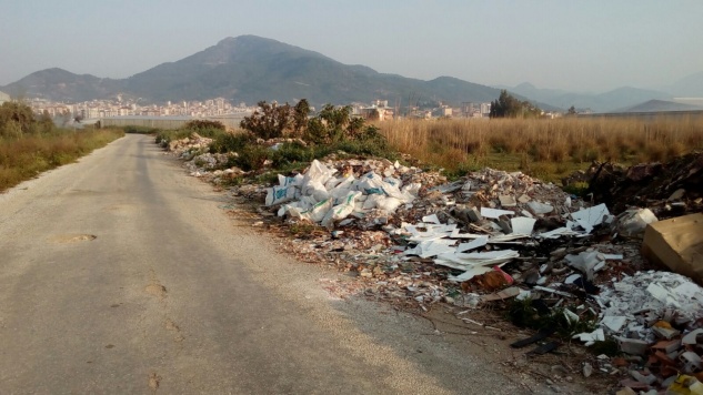 Yol kenarı çöplüğe döndü