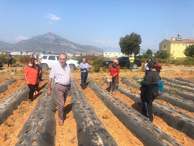 CHP tarım işçilerini ziyaret etti