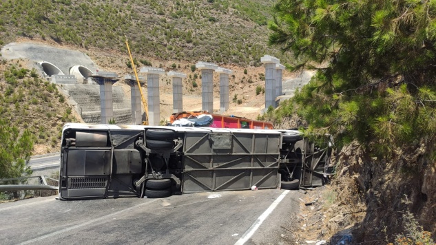 Aydıncık’ta trafik kazası, yol kapandı