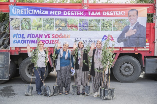 Büyükşehir 16 bin badem fidanı dağıttı