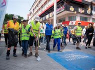 Başkan Seçer, Çevre Konusunda Farkındalık Yaratmak Amacıyla Özel Bireylerle Atatürk Caddesi’ni Temizledi