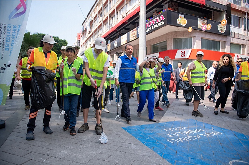 Başkan Seçer, Çevre Konusunda Farkındalık Yaratmak Amacıyla Özel Bireylerle Atatürk Caddesi’ni Temizledi