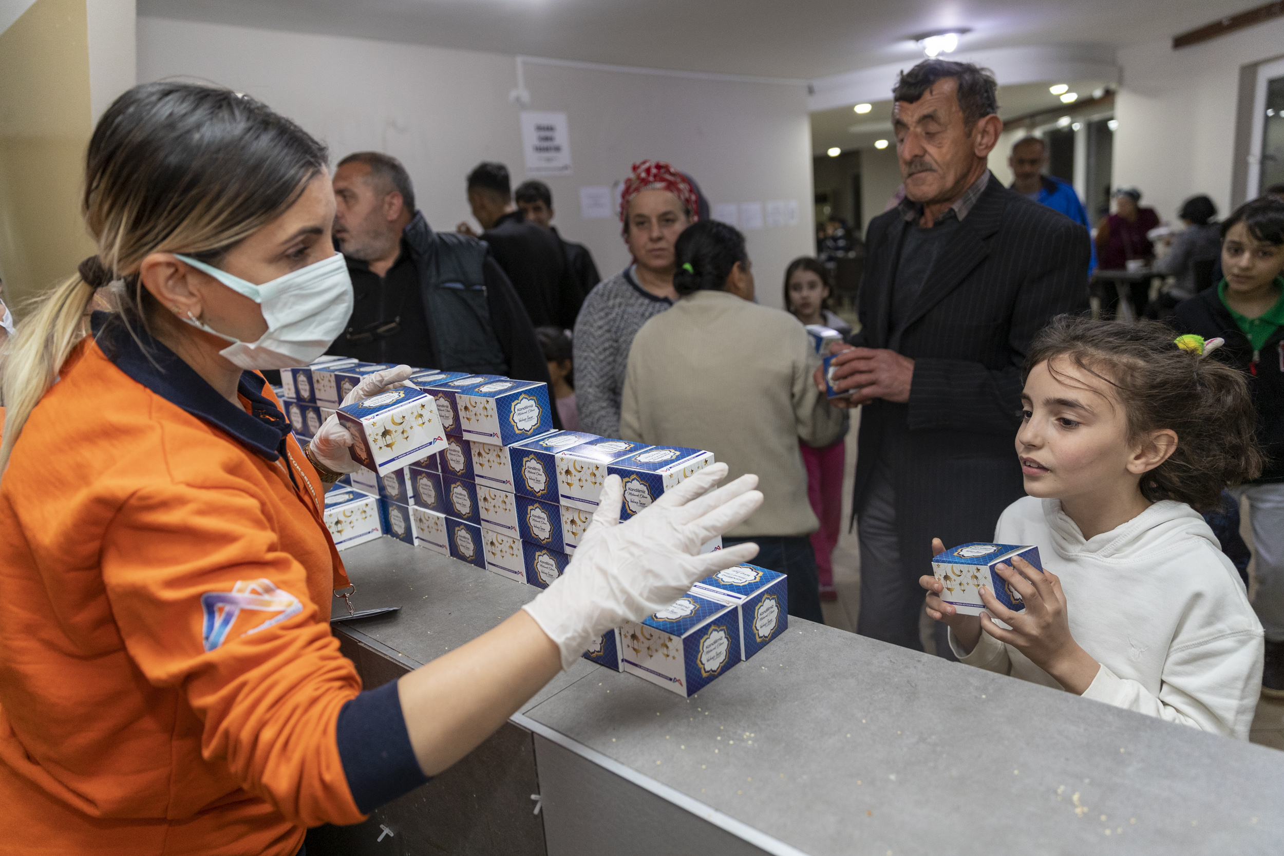 Mersin Büyükşehir, Berat Kandili’nde 15 Bin Kandil Simidi Dağıttı