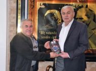 Gazeteci Mithat Ünal’dan Başkan Çetinkaya’ya kitap hediyesi