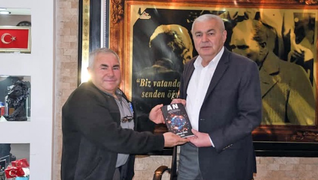 Gazeteci Mithat Ünal’dan Başkan Çetinkaya’ya kitap hediyesi