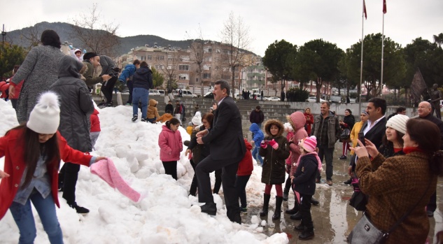 Belediyeden çocuklara kar şenliği