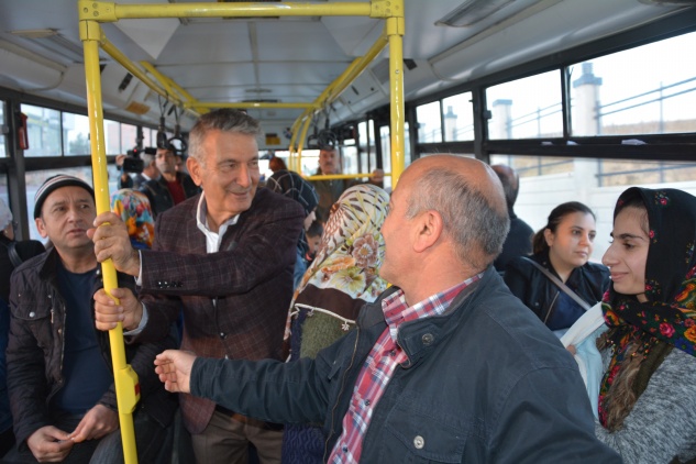 Toplu taşımaya bindi, ulaşım sorunlarını inceledi