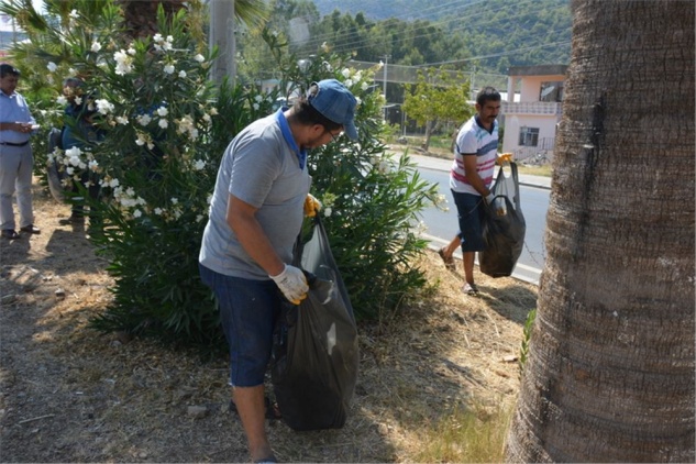 Bozyazı’da refüj temizliği