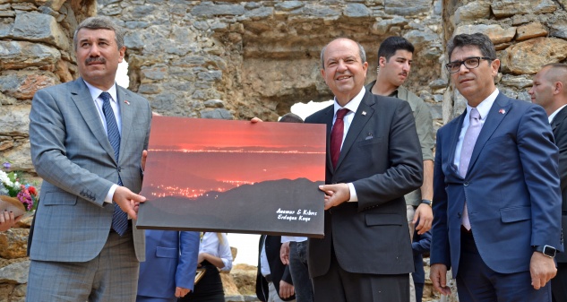 Erdoğan Kaya’nın ünlü fotoğrafı Tatar’a hediye edildi