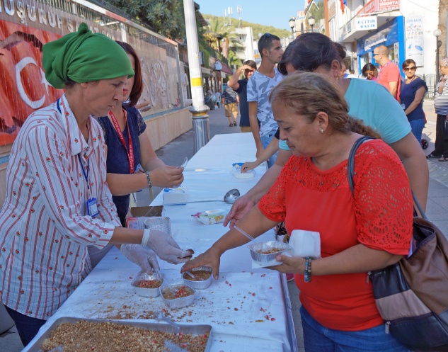 Belediyeden aşure ikramı