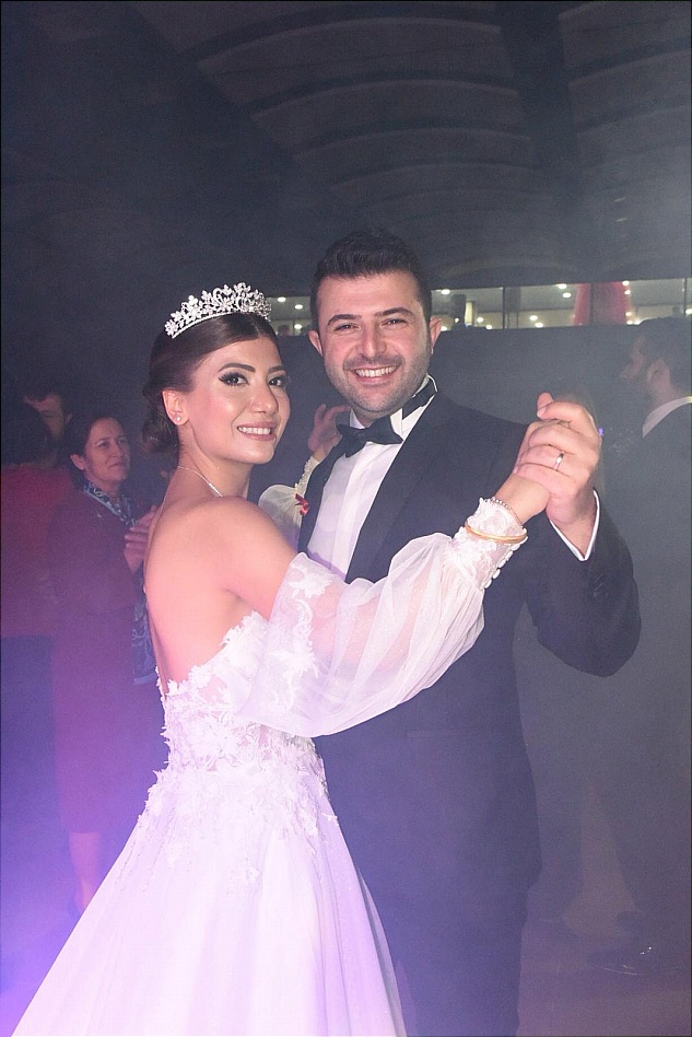 BURCU & ERGÜN GÖRKEMLİ BİR DÜĞÜNLE DÜNYA EVİNE GİRDİ