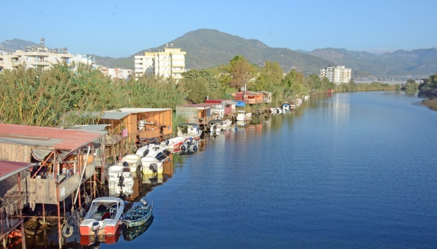 Çay kenarında baraka sayısı artıyor