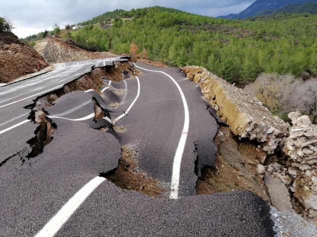 Üst geçidin yolu çöktü