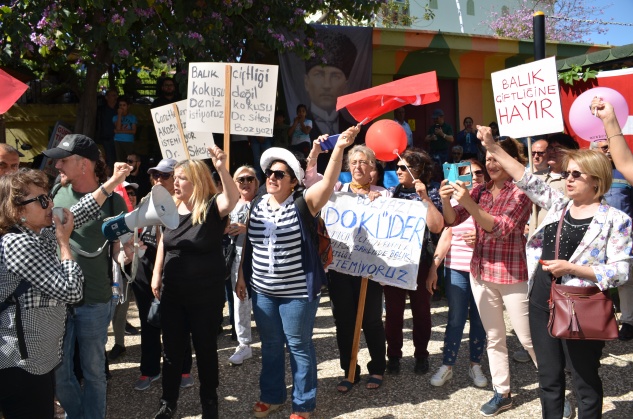 Balık çiftlikleri protesto edildi