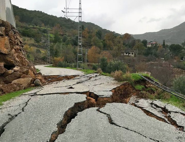 Bahçeleri su bastı, köy yolu çöktü