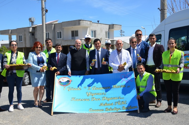 Anamur Belediyesi’nden yolculara muz ikramı