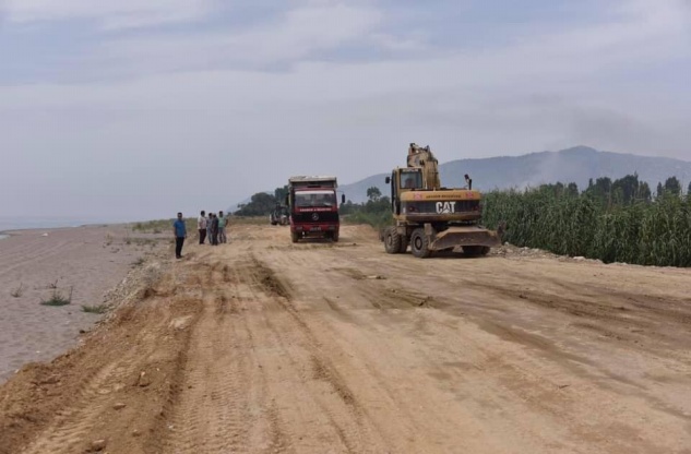 Kumsala dökülen toprak tansiyonu yükseltti