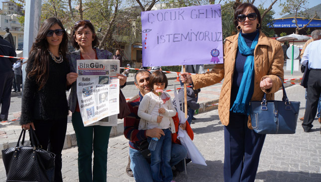 KADINA DESTEK YÜRÜYÜŞÜ DÜZENLENDİ