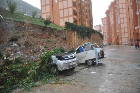 TOKİ’nin İstinat Duvarı Çöktü,13 Araç Altında Kaldı