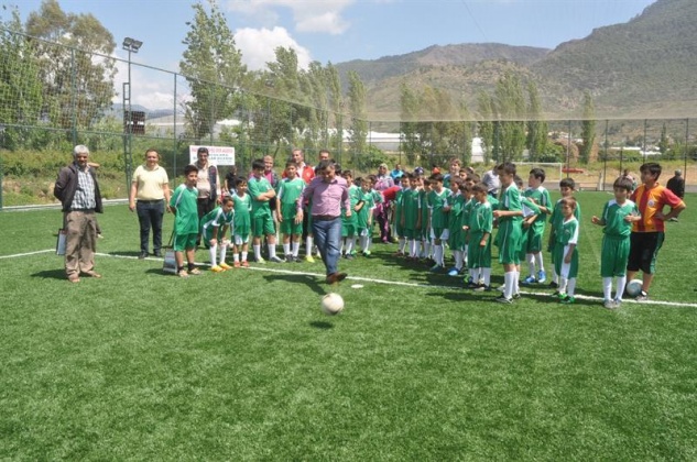 Kalınören Spor Kompleksinde  Başkan Türe’den forma hediyesi