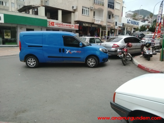 Araç sürücüleri yanlış park yüzünden trafiği kilitliyor