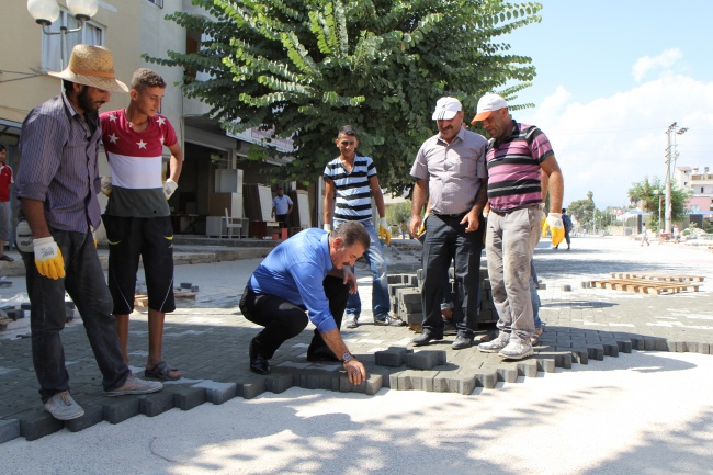 TOROSLAR’DA YOLLAR, BETON PARKE İLE KAPLANIYOR