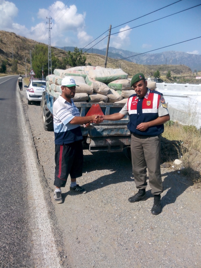 Anamur Jandarmadan Traktör Sürücülerine Reflektör Uyarısı