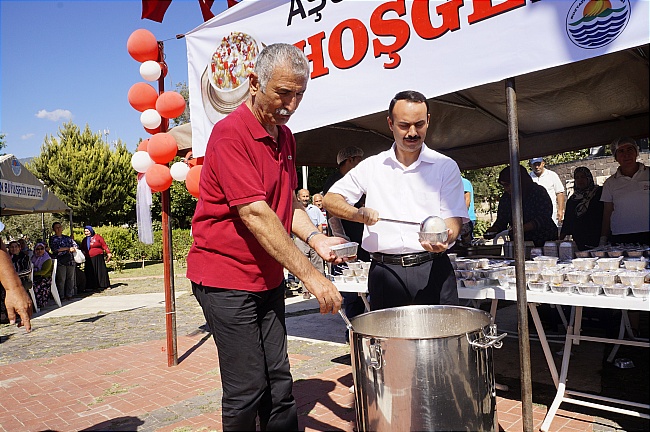 Bozyazı Belediyesi halka aşure ikram etti