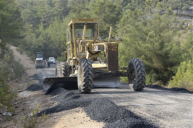 İLÇELER 6 AYDA 92 BİN 433 TON SICAK ASFALTA KAVUŞTU