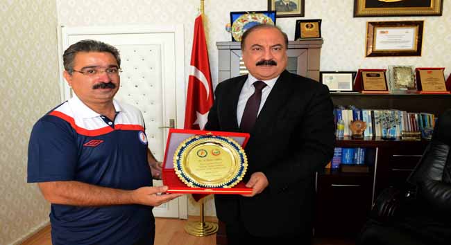 HENTBOL SPOR KULÜBÜ’NDEN BÜYÜKŞEHİR’E TEŞEKKÜR PLAKETİ