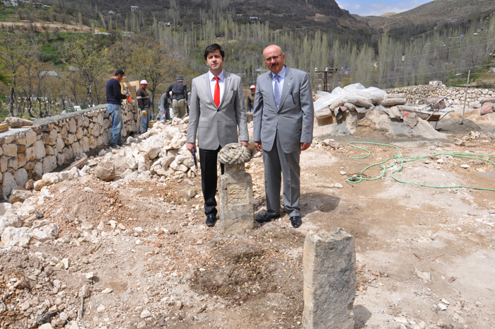 KARACOĞLAN’IN MEZARI DÖRTLÜKLERİNDE ARANIYOR