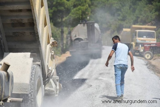 Mersin Büyükşehir Belediyesi ekipleri Anamur’da köylerde asfalt çalışmalarına hız kesmeden devam ediyor