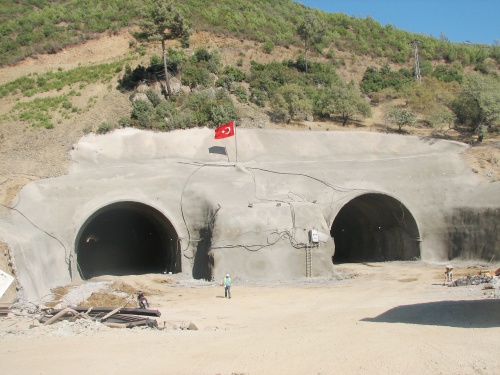 Yol çalışmaları hızla devam ediyor