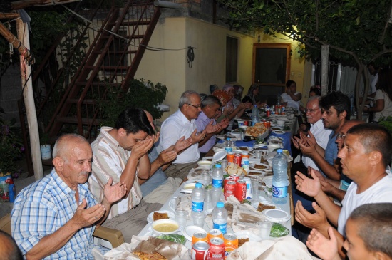 Başkan Kocamaz kız kardeşlere iftarda misafir oldu