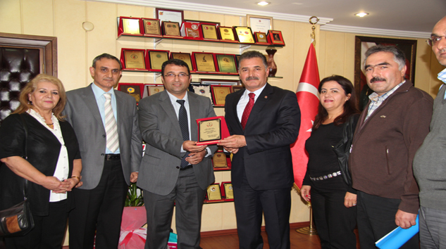 Başkan Tunaya üç okuldan plaket